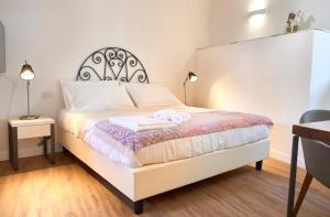 a bedroom with a bed with two towels on it at Sopra Le Mura in Castellammare del Golfo