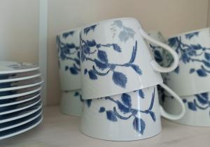 Příslušenství pro přípravu čaje a kávy v ubytování Huoneistomajoitus Unelma Mäntyharju