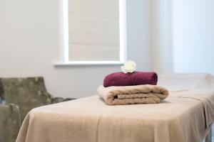 Кровать или кровати в номере Yarrow Hotel