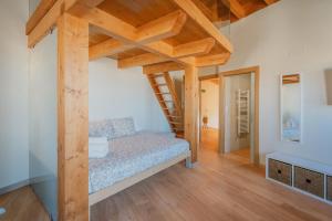 a room with a bed with a wooden ladder at Lagar Del Altillo-Revilla Vallejer in Revilla-Vallegera