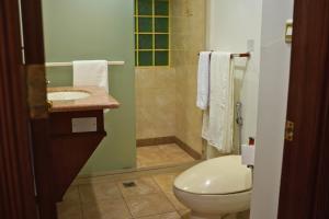 アル・コバールにあるوردة الرمال للأجنحة الفندقيةのトイレ、洗面台、シャワー付きのバスルーム +160枚の写真