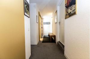 un lungo corridoio con una panchina e un cartello con la scritta "casa" di Charmant appartement - Crans-Montana a Crans-Montana