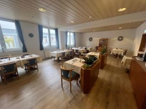a restaurant with tables and chairs in a room at Hotel am Neckar in Nürtingen
