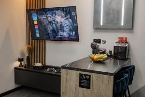 a bar with a bowl of fruit on a counter at The Golden Wolf - Wellnes & Spa Luxury Apartment - SELF CHECK IN - FREE PARKING in Vukovar