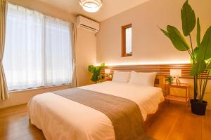 Postel nebo postele na pokoji v ubytování 3minutes walk from the station 3LDK Direct access to Namba in 6 minutes Free parking Convenient location