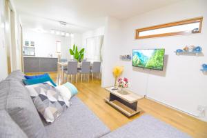 TV a/nebo společenská místnost v ubytování 3minutes walk from the station 3LDK Direct access to Namba in 6 minutes Free parking Convenient location