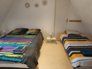 deux lits côte à côte dans une pièce dans l'établissement Saint Georges, à Villaines-sous-Lucé