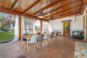 ein Esszimmer mit Tisch und Stühlen in der Unterkunft Casa Valfonda in Torres de Barbués