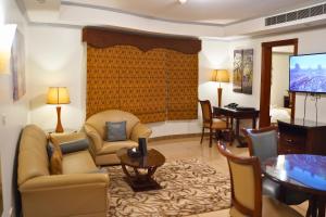 アル・コバールにあるوردة الرمال للأجنحة الفندقيةのリビングルーム(テレビ付)