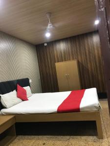 Postel nebo postele na pokoji v ubytování Hotel Aaghnya
