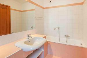 un baño con lavabo y bañera en The Vista Retreat, en Treiso 38 fotos más