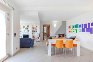 Un comedor y una sala de estar con mesa y sillas. en The Vista Retreat, en Treiso