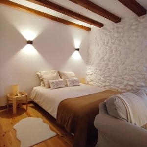 a bedroom with a bed and a couch at La Monta Cosy in Saint-Égrève