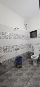 Bilik mandi di Vrundavan Homestay