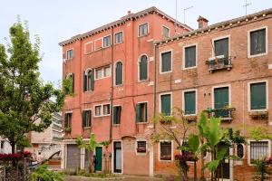 an old red brick building in a city at Casa Abelia - Boutique Apartment in Venice