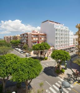 una vista aérea de una calle de la ciudad con edificios en Hotel Vibra Vila en Ibiza