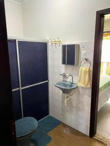 モスケイロにあるCasa Mosqueiro, Praia do Farol e Chapéu Viradoの洗面台とシャワー付きのバスルーム +23枚の写真