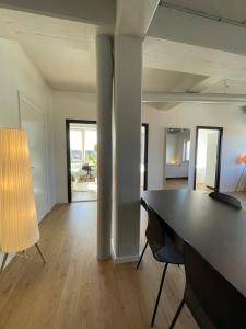 コペンハーゲンにあるNorrebro big aptのリビングルーム(テーブル、ランプ付)