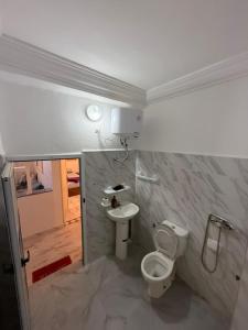 Oulad Akkouにあるapprt hotel Laayouneのトイレと洗面台付きのバスルーム