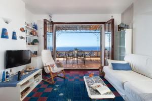 马萨鲁布朗斯Il Respiro del Mare con vista Capri的可以看到海景的客厅