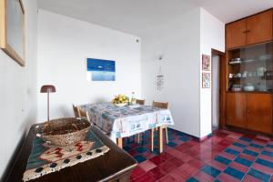 马萨鲁布朗斯Il Respiro del Mare con vista Capri的一间带桌子和椅子的餐厅