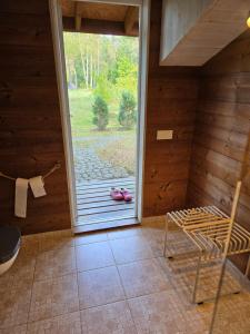 DuķuriにあるTreehouse Čiekursのパティオに面したドア付きの客室です。 +82枚の写真