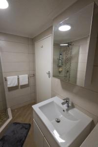 Phòng tắm tại The Gray Luxury Apartments +32 ảnh