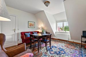 a living room with a table and a couch at Das Deichhaus in Norddeich