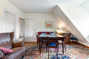 a living room with a table and a couch at Das Deichhaus in Norddeich
