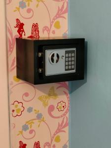 a switch on a wall with flowers and butterflies at Oude haven Borculo in Borkulo