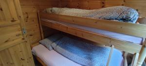 Postel nebo postele na pokoji v ubytování Cozy cottage by the sea