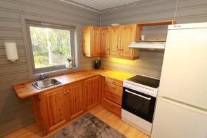 Kuchyň nebo kuchyňský kout v ubytování Cozy cottage by the sea + 12 fotografií