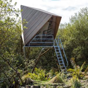 ein kleines Haus mit einem Metalldach und einer Leiter in der Unterkunft Kudhva 2 in Treknow