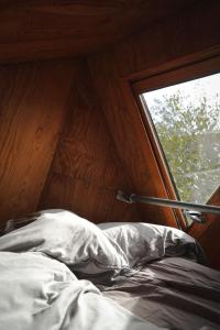 ein Bett in einem Zimmer mit Fenster in der Unterkunft Kudhva 2 in Treknow