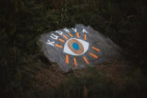 Ein Stein mit einem Bild, auf dem ein Auge drauf ist. in der Unterkunft Kudhva 2 in Treknow