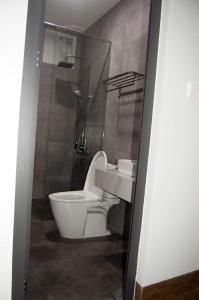 a bathroom with a toilet and a sink at Hotel88 in Ấp Bình Hưng