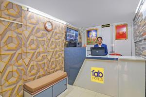 コルカタにあるVia Dream Star - Near acropilose mall and ruby hospitalのカウンターに立つ女性