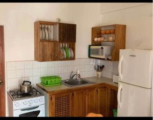 Кухня или мини-кухня в Radiant Rock Guest House
