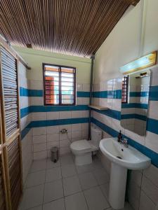 un baño con inodoro y lavabo en Makis' Vallée, en Ampangorinana 16 fotos más