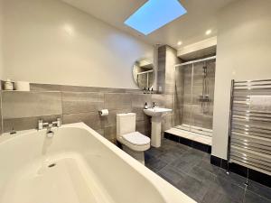 Ένα μπάνιο στο Flat 2, Waterloo Apartments +5 φωτογραφίες