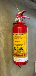 Una boca de incendios roja en el suelo en Makis' Vallée, en Ampangorinana