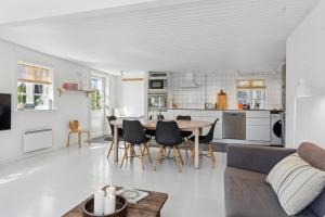 Kuchyň nebo kuchyňský kout v ubytování Charming Hornbaek Home Spacious Garden Retreat