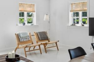 Posezení v ubytování Charming Hornbaek Home Spacious Garden Retreat