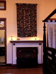 Una chimenea en una sala de estar con una alfombra en la pared. en CityLife Lahore Boutique Heritage Home In Walled City, en Lahore 46 fotos más