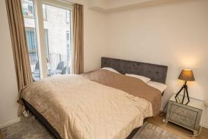 コペンハーゲンにあるLuxury Executive Harbour Penthouseの大きなベッドと窓のある寝室