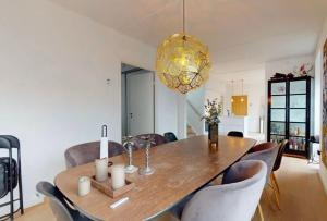 コペンハーゲンにあるLuxury Executive Harbour Penthouseの木製のテーブルと椅子のあるダイニングルーム