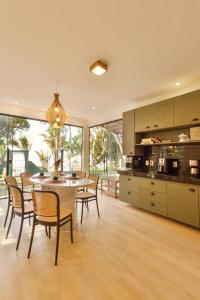 a kitchen and dining room with a table and chairs at Vila Topo do Mundo in Inhussu