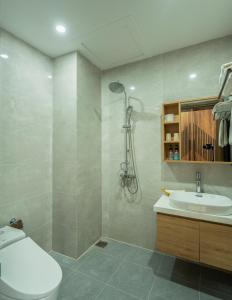 ein Badezimmer mit Toilette und Waschbecken in der Unterkunft Alley Villa in Xuan An