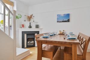 Φωτογραφία από το άλμπουμ του Fabulous seafront house with free parking σε Combe Martin