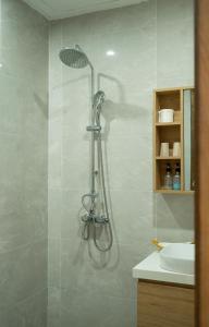 eine Dusche im Bad mit Waschbecken in der Unterkunft Alley Villa in Xuan An